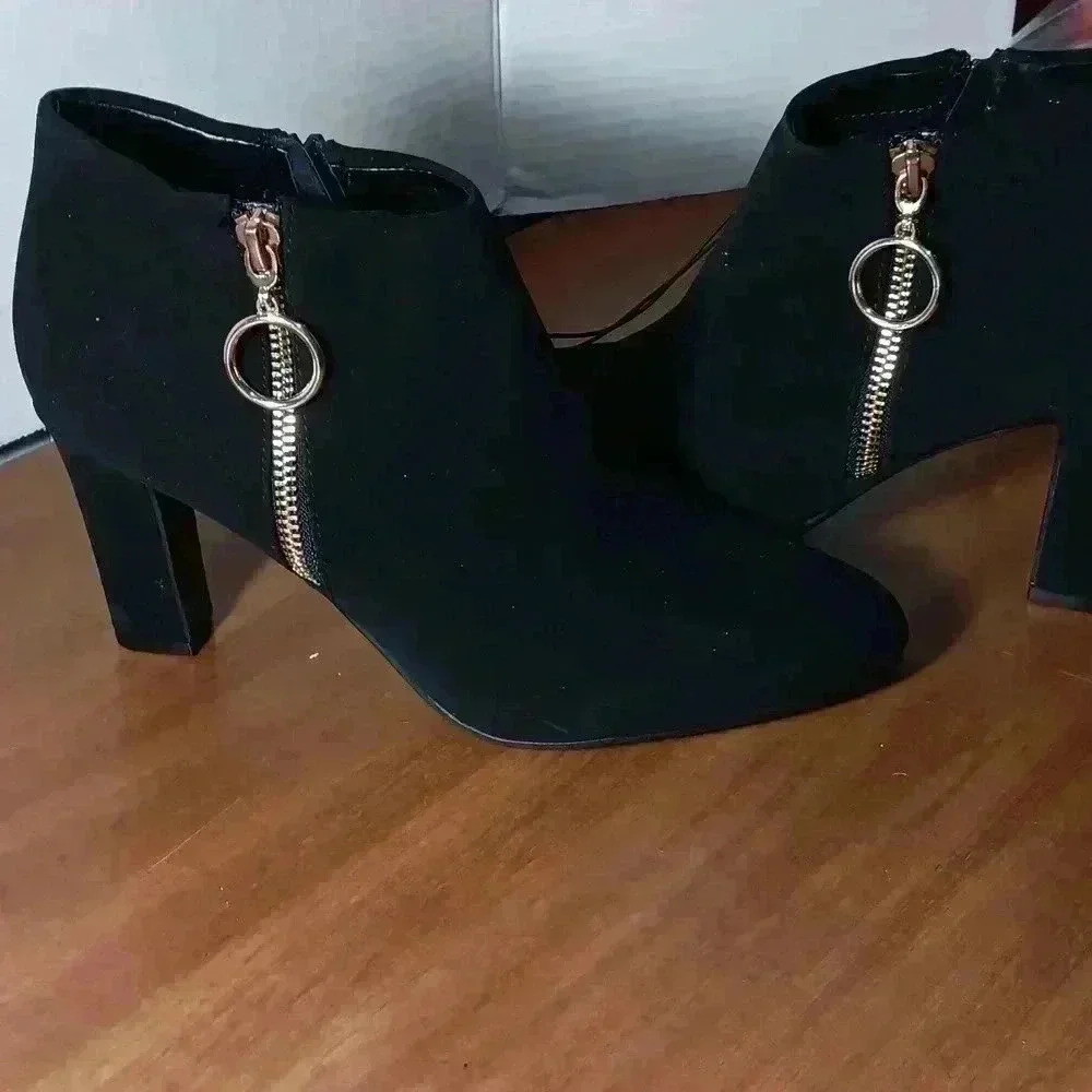 "IMPO" Ladies short black Boots Gold accent zipper Size 7.5‎